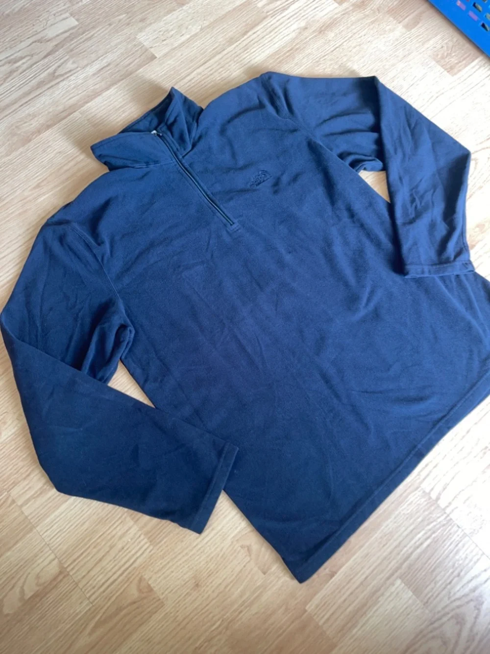 The North Face Men’s Black on Black Fleece Performance 1/4 zip Size Large